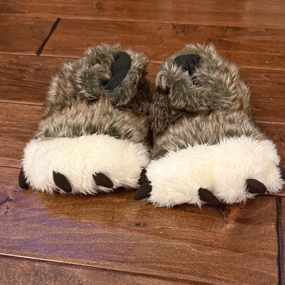 Kids Wolf slippers size kids 10/12